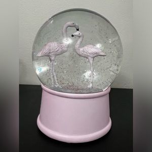 Beautiful flamingo glitter globe
Does NOT make music